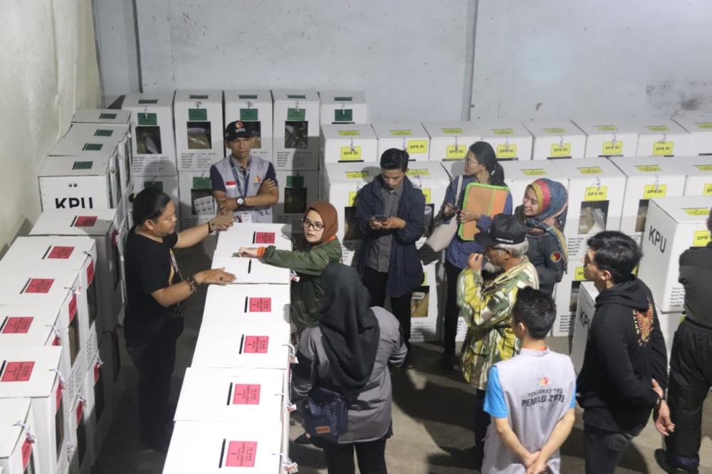 Bawaslu Provinsi Jawa Barat Kordiv. Humas-Hubal di sela-sela patroli pengawasan di gudang penyimpanan logistik