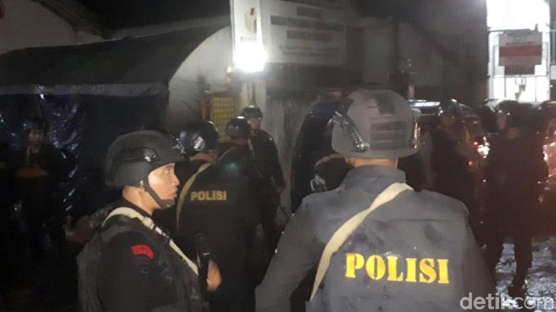 Polisi Bersenjata Jaga Kantor Bawaslu Kabupaten Sukabumi