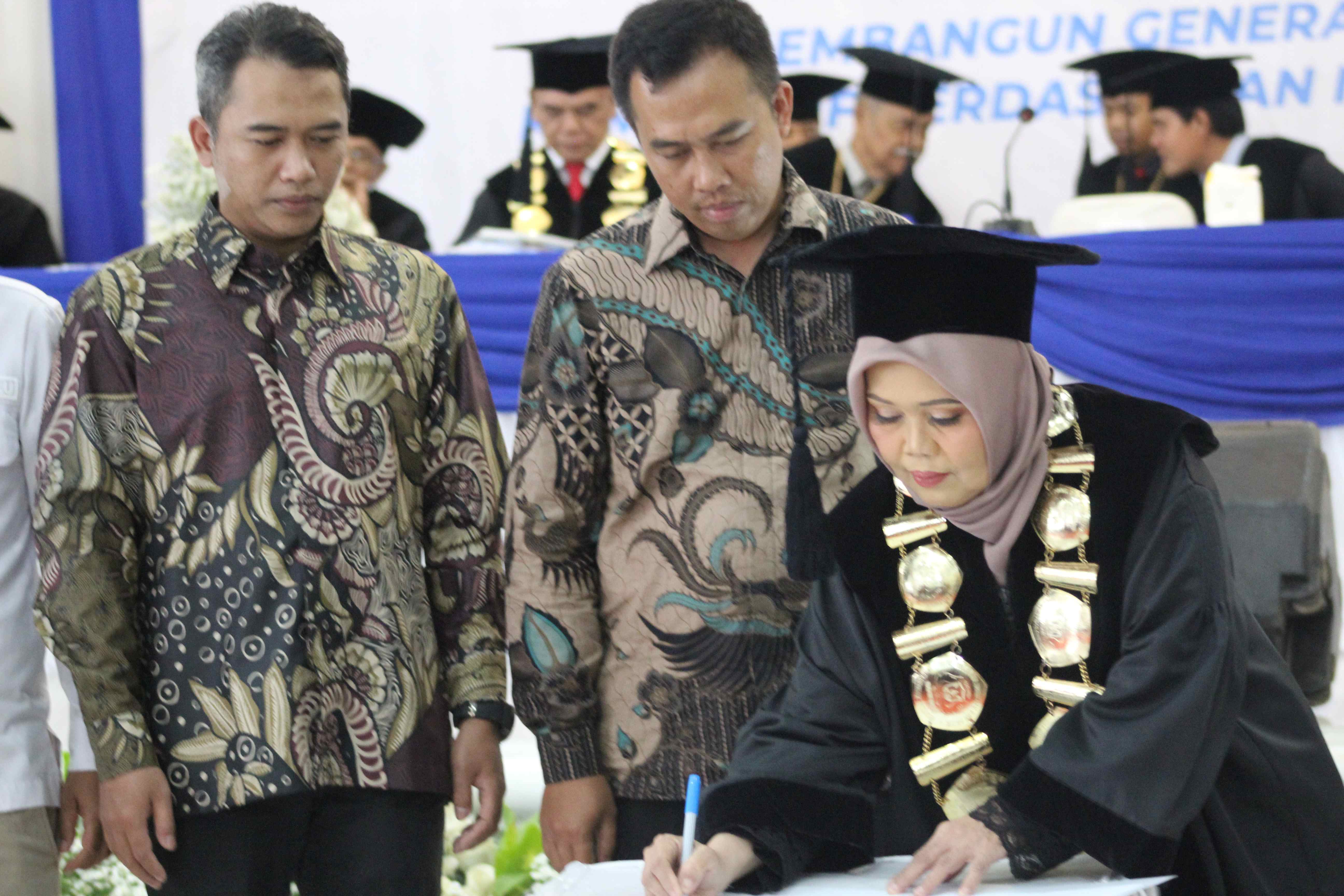 Penandatangan MOU antara Bawaslu Kabupaten Sukabumi dengan STISIP Widyapuri Mandiri Sukabumi