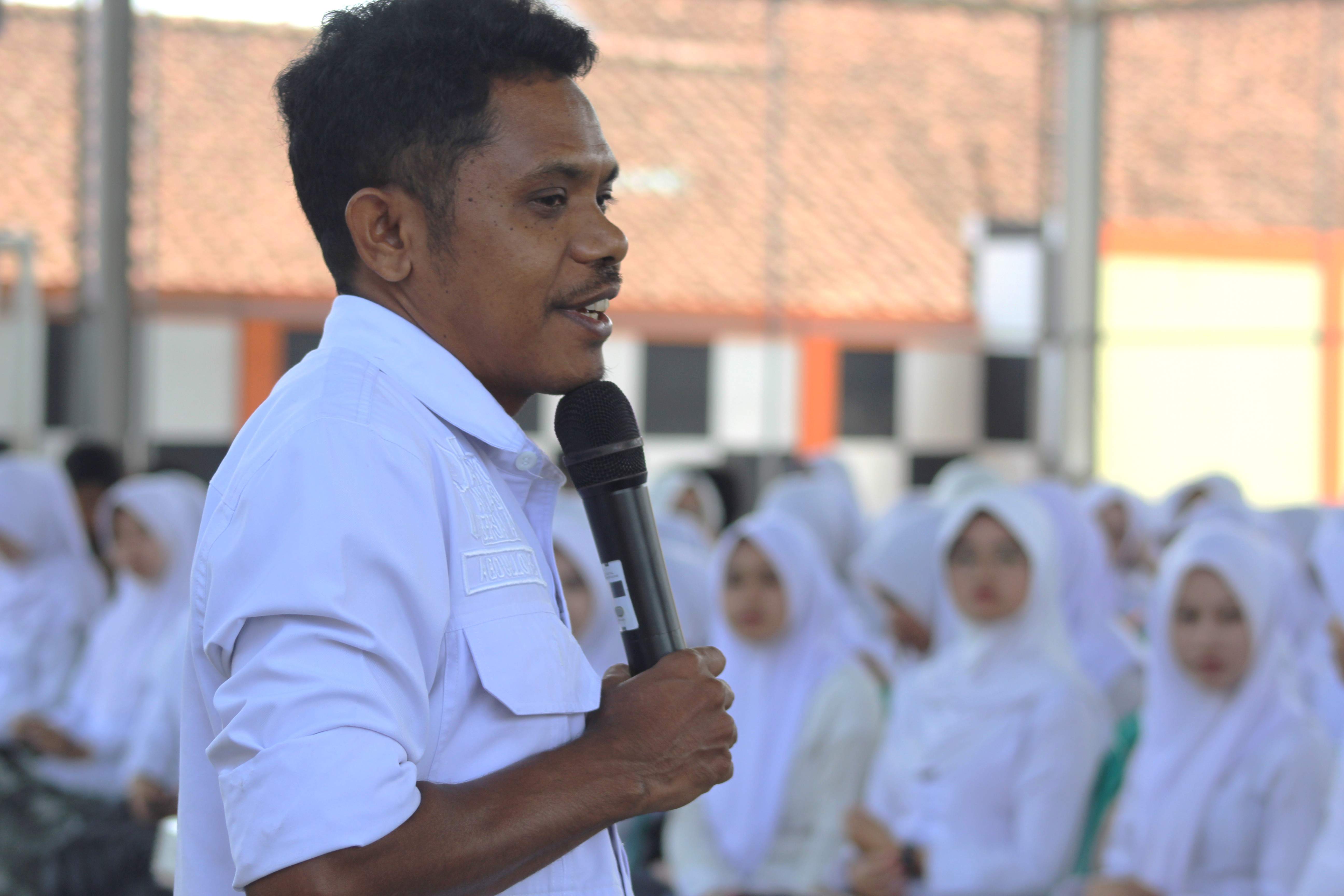 Abdulloh Saribiti Ajak Siswa SMAN 1 Cisaat Aktif Awasi Pemilu melalui Gerakan Partisipatif dalam kegiatan bawaslu goes to school