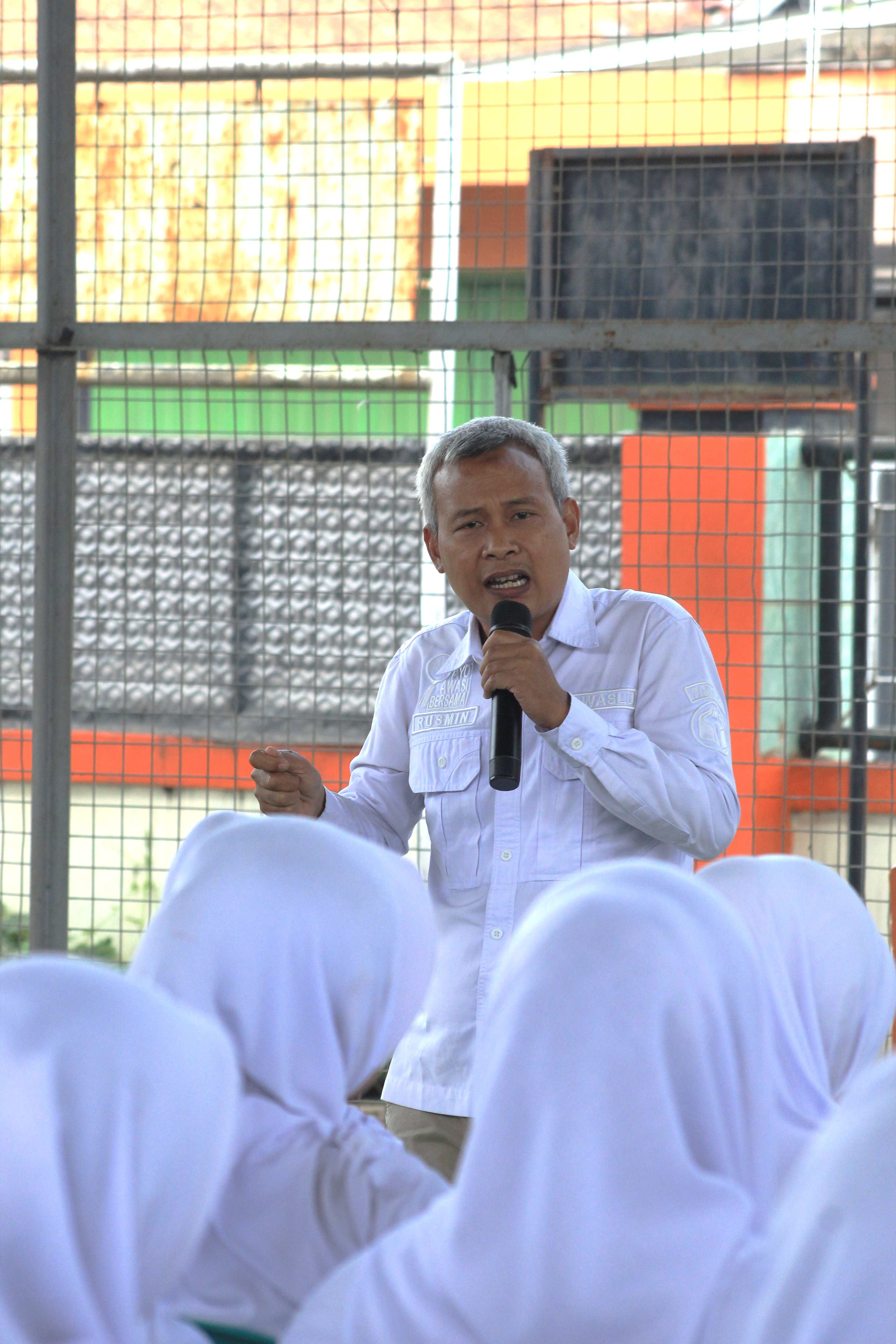 Bawaslu Sukabumi Ajak Siswa SMAN 1 Cisaat Jadi Pemilih Kritis