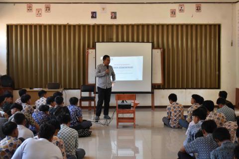 pemberian materi dalam program suaraku berharga 