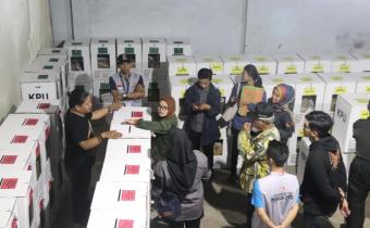 Bawaslu Provinsi Jawa Barat Kordiv. Humas-Hubal di sela-sela patroli pengawasan di gudang penyimpanan logistik